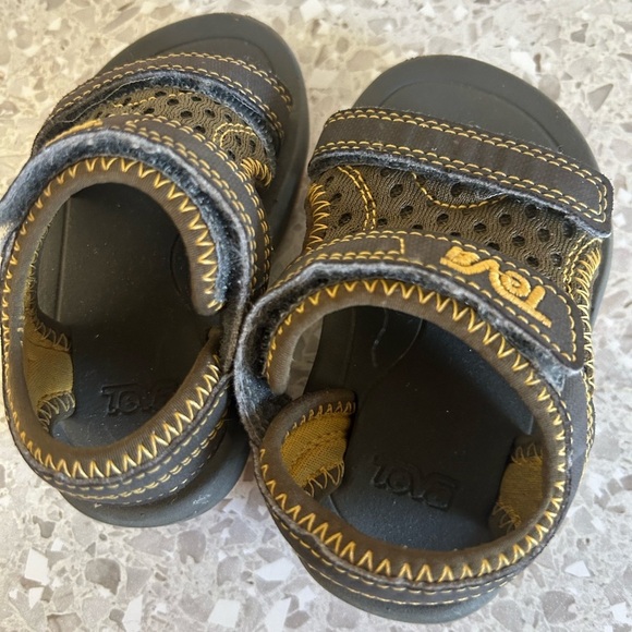 Teva Sandals with Open Toe Design Patch on and off Size 4 - Picture 7 of 9